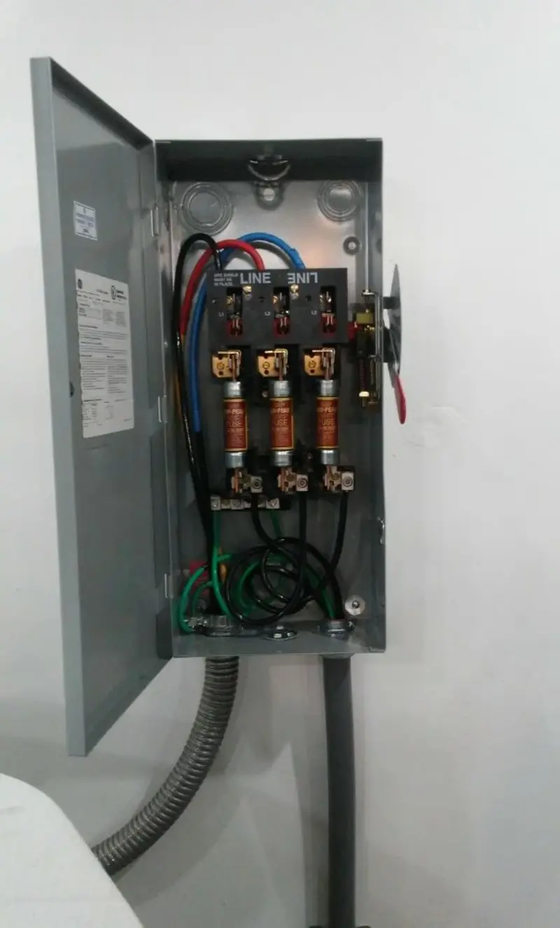 Three-phase disconnect switch installed for Smoke Detector Installation in Triana